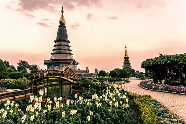 Phra Mahathat. Dois chedis Naphamethinidon e Naphaphonphumisiri, perto do cume de Doi Inthanon. Estas duas estupas são dedicadas ao recém-falecido rei e sua esposa . — Fotografia de Stock