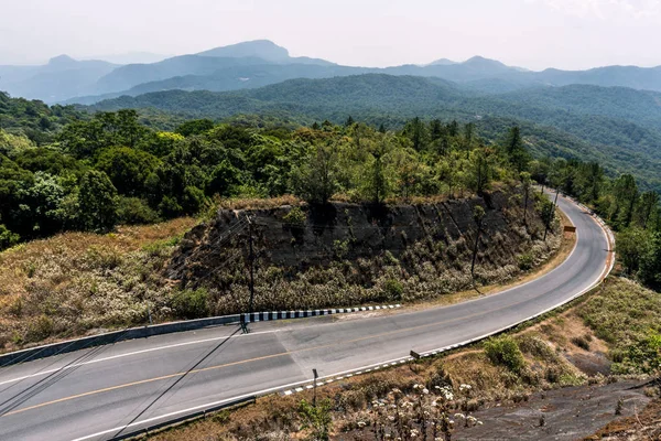 Curvy Estrada asfalto com vista para a natureza e montanhas no meio da selva no Parque Nacional da Tailândia . — Fotografia de Stock