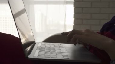 Kadın closeup bir dizüstü bilgisayarda yazarak eller. Klavyede yazarak erkek. Evde çalışan serbest meslek sahibi kız