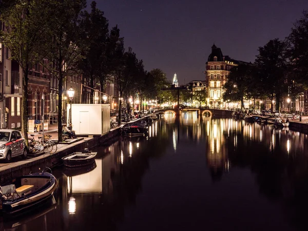 Natt över staden Amsterdam kanal och typiska holländska hus, Holland, Nederländerna. — Stockfoto