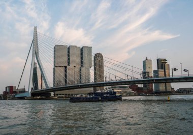 Akşam Rotterdam manzarası ile geminin altında Erasmus Köprüsü Kop van Zuid mahalle, Hollanda