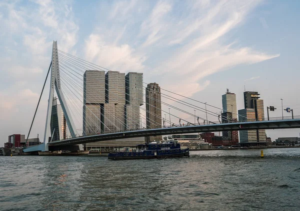 晚上鹿特丹天际线与船在 erasmus 桥 kop van zuid 社区之下, 荷兰 — 图库照片