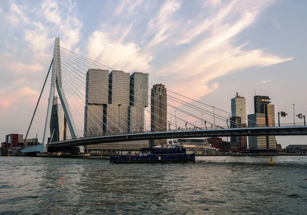 Kvällen Rotterdams Skyline med fartyget under Erasmus Bridge Kop van Zuid stadsdelen, Nederländerna — Stockfoto