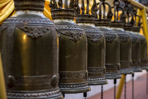 Roh alter Glocken in Nahaufnahme im Tempel des Buddhismus — Stockfoto