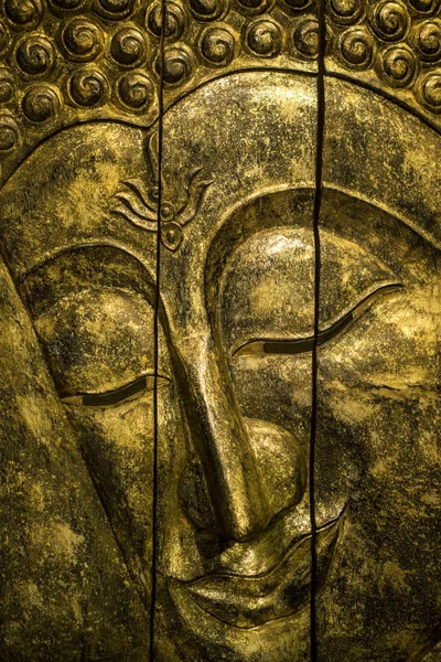 Close-up de um baixo-relevo no estilo antigo de Buda. Feito à mão . — Fotografia de Stock