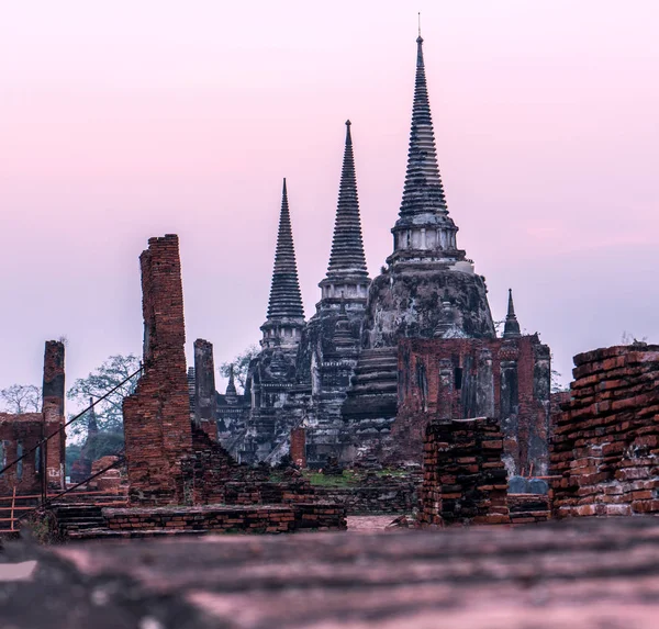 Zmierzch widok trzy pagoda w watphrasisanpetch ayutthaya — Zdjęcie stockowe