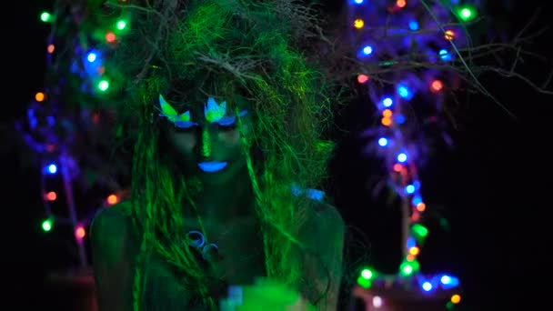 Dryad Verde Místico Flertes Luz Preta Fluor Com Árvores Brilhantes — Vídeo de Stock