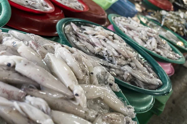 Pescado fresco en canastas en el tradicional mercado rural tailandés. Mariscos en Tailandia —  Fotos de Stock