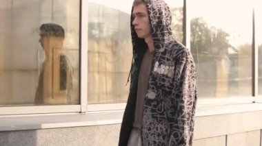 Genç holigan streetstyle adamın sonbahar akşam futbol stadyumu üzerinde çıktığını