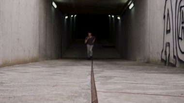 Beton geçit tarafından otopark underearth fron koşan genç holigan streetstyle adam