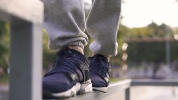 Jeune homme streetstyle marcher en rampe sur la frontière du skatepark à l'automne ville . — Video