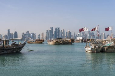 Doha, Katar - Şubat 2018: Güzel Doha manzarası görünüm katar bayrakları yüzen ile geleneksel ahşap tekneler ile. Corniche Broadway. Katar, Orta Doğu