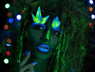 Mistik yeşil orman perisi Uv fluor siyah ışık arka plan üzerinde Glowing ağaçlarıyla