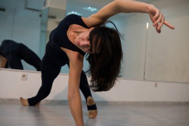 Genç kadının Yoga poz ve asana yapması. Güzel kadının kapalı spor giyim, yoga Studio aynalar ile çalışma dışarı