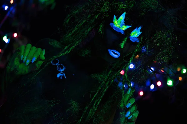 Mystic πράσινου Δρυάδα στο Uv φως μαύρη fluor με πυρακτωμένο δέντρα σε φόντο — Φωτογραφία Αρχείου