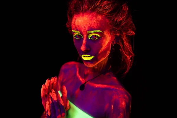 暗闇で踊る彼女の体に紫外線塗料での美しい若いセクシーな女の子。ブラック ランプの光で輝くボディアートときれいな女性 — ストック写真