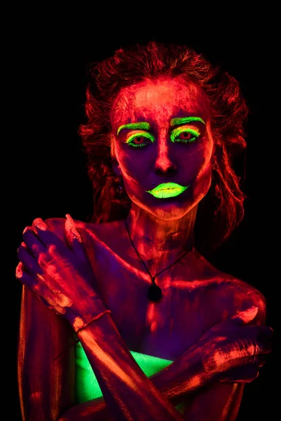 彼女の体に紫外線塗料で美しい若いセクシーな女の子の肖像画。ブラック ランプの光で輝くボディアートときれいな女性 — ストック写真