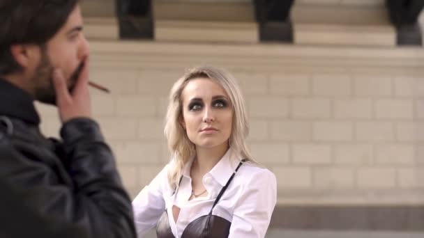 Attraktiva Kaukasiska Blond Flicka Vit Skjorta Som Sitter Motorcykeln Stilig — Stockvideo