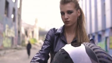 Dört garip moda deri kız ve siyah motosiklet. Genç seksi punk kadın kentsel grafiti sahnesinde