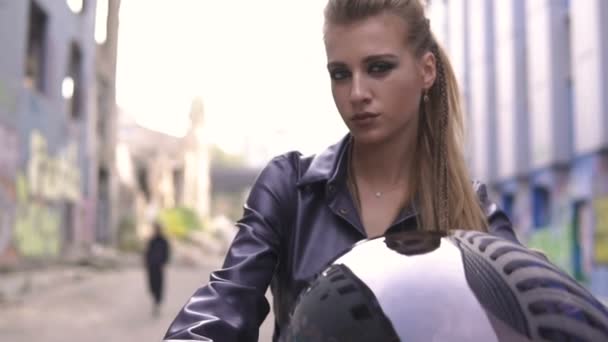 Cuatro chicas raras de cuero de moda y motocicleta negra. Mujeres punk sexy jóvenes en la escena del graffiti urbano — Vídeos de Stock