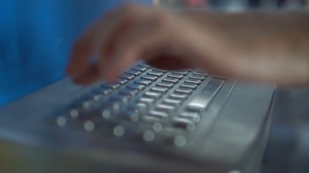 Mano de chica Llenando su nombre en el teclado del quiosco de check-in del aeropuerto para recibir un ticket en la terminal del aeropuerto — Vídeos de Stock