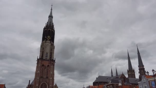 4k Antigua torre de la iglesia timelapse con nubes grises oscuras convertirse en iluminado, antigua iglesia alemana St. Pauli situado en Braunschweig. Antigua torre de la iglesia timelapse con las nubes de iluminación — Vídeo de stock