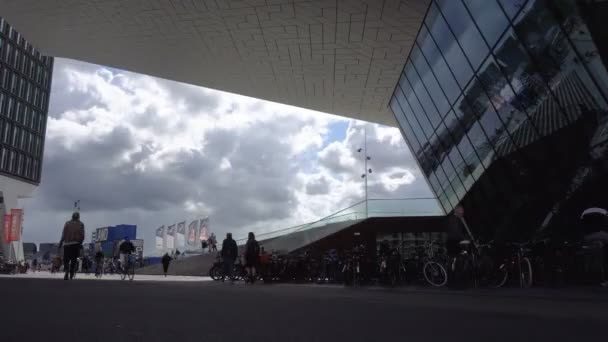 AMSTERDÃO, PAÍSES BAIXOS - 23 AGO 2018: tráfego de vídeo timelapse perto do moderno Eye Film Museum na parte norte da cidade de Amsterdã, Noord, Overhoeks. Destino de viagem popular. Tempo nublado . — Vídeo de Stock