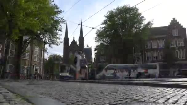 Амстердам, Нідерланди - 23 серпня 2018: timelapse відео трафіку на центральній вулиці Старого міста в Amsterdam city. Популярні туристичні місця призначення. Хмарно. — стокове відео