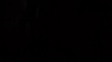 Holi Festivali Strobe ışıklar açık açık hava yaz gece dans dans boyalı kot şortlu bir ince kız parti