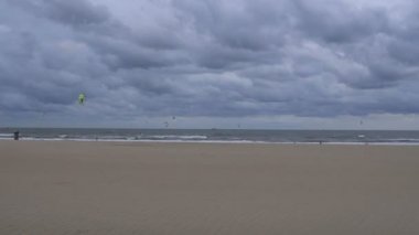 Lahey, Nehterlands - 30 Eylül 2018: Timelapse 4k video Kuzey Denizi'nde uçurtma bir sürü. Uçurtma sörf doğa sporları