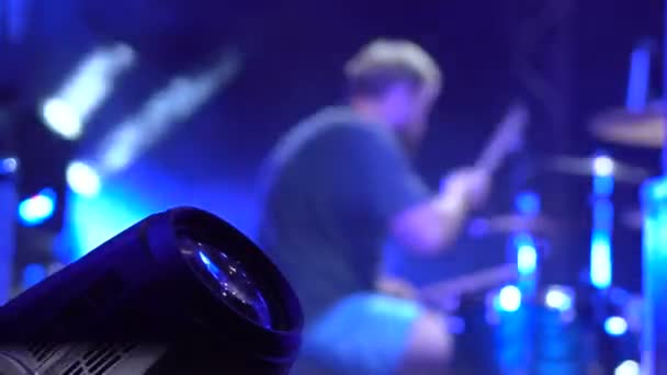 El baterista está actuando en el escenario. Una banda de rock. Soffit proyectores están trabajando en la fiesta — Vídeos de Stock