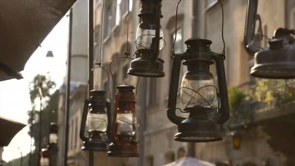 Урожай світильники, Лампи гасові металу і скло лампи, висить на вулиці, декор, прикраси, старі багатоповерхових будинків на тлі — стокове відео