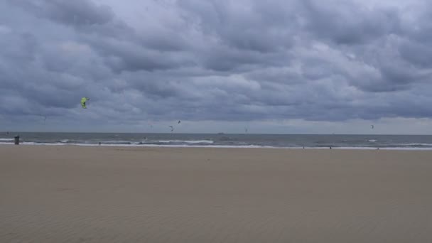 L'Aia, PAESI BASSI - 30 SETTEMBRE 2018: Timelapse 4k video di molti aquiloni nel Mare del Nord. kite surf sport estremi — Video Stock