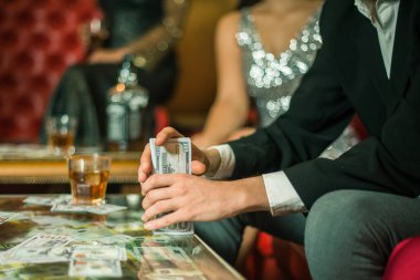 Kulüp para sayma puro olan adam. Grup Genç çok etnik gruptan oluşan arkadaşlar shisha kulüp-Bar zengin iç rahatlatıcı