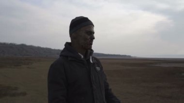 Tehlikeli zombi canavar ile ağır çapraz portresi Wasteland yay. Korku karakter kavramı, silahlı ve grasepainted varlığı