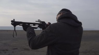 Tehlikeli zombi canavar ile ağır çapraz Wasteland yay. Korku karakter kavramı, silahlı ve grasepainted varlığı