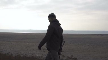 Tehlikeli zombi canavar ile ağır çapraz Wasteland yay. Korku karakter kavramı, silahlı ve grasepainted varlığı