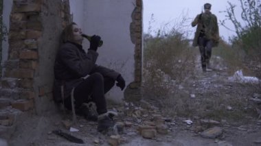 Ölüm terk mahvetti silah ile bir kaç kalır. Stalker dünyada kıyamet sonrası