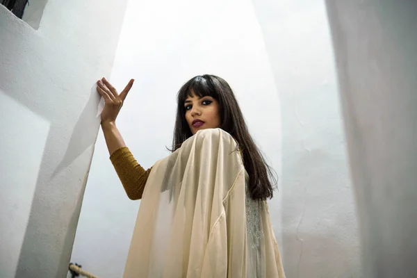Portre, beyaz manto pelerin pitoresk Dar Si dedi Riyad Marakeş'in sıkı beyaz merdiven pasajda kız güzel Fas