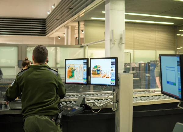Fas, Marakeş Jan 2019: Havaalanı güvenlik kontrol nokta X ray ödünç inceden inceye gözden geçirmek ve monitör ile. Özel güvenlik alt Bagaj ziyaretçi kontrol