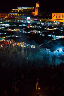 Fas - Marakeş Jan 2019: Gece görünümünü Djemaa el Fna Meydanı ve Marrakesh medina Mahallesi pazar yeri