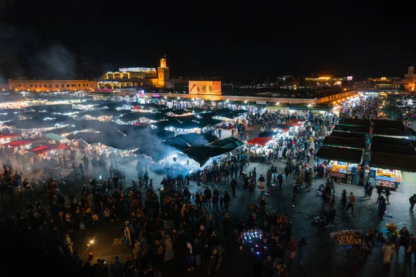 MAROC - MARRAKECH JAN 2019 : Vue de nuit de Djemaa el Fna, place et marché du quartier médina de Marrakech — Photo