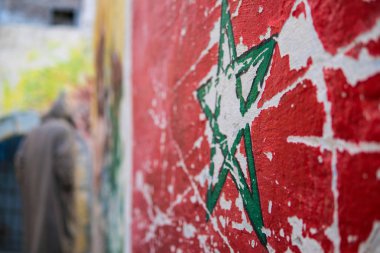 Essaouira Medine'de Fas yeşil yıldız bayrak Caddesi üzerinde duvar