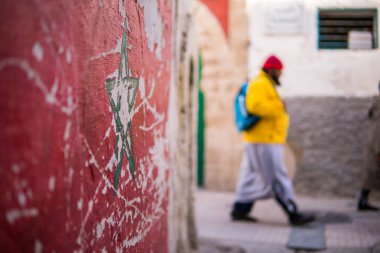 Essaouira Medine'de Fas yeşil yıldız bayrak Caddesi üzerinde duvar