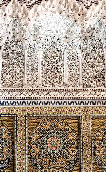 Colorido mosaico de estilo antiguo en elementos interiores. Geometría abstracta, patrón vintage tallado — Foto de Stock
