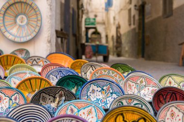 Satılık Essaouira, Fas bir dükkanda renkli çanak Hatıra Eşyası