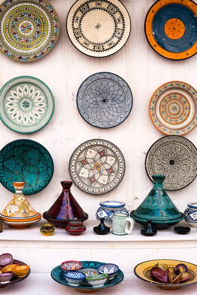 Farbenfrohe Teller und Tajine Souvenirs zum Verkauf in einem Geschäft in essaouira, Marokko — Stockfoto