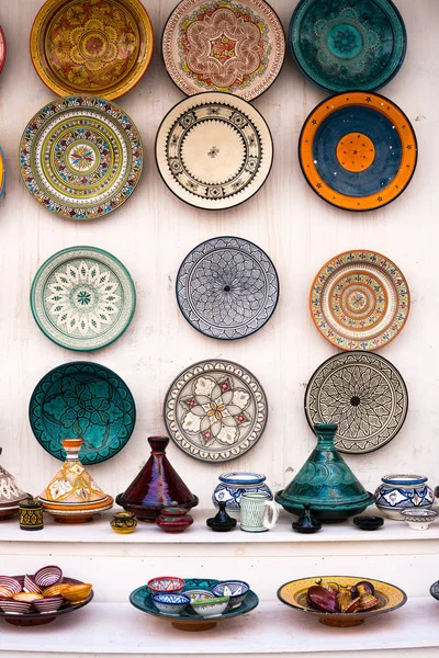 Farbenfrohe Teller und Tajine Souvenirs zum Verkauf in einem Geschäft in essaouira, Marokko — Stockfoto