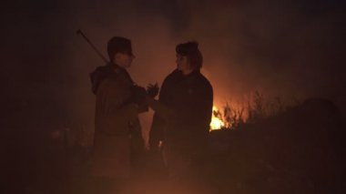 Savaşçı kız ve Stalker kurtulan asker bir kıyamet savaşı senaryosunda tüfekle ateş ve duman yakınındaki kal