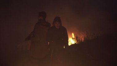 Savaşçı kız ve Stalker kurtulan asker bir kıyamet savaşı senaryosunda tüfekle ateş ve duman yakınındaki kal